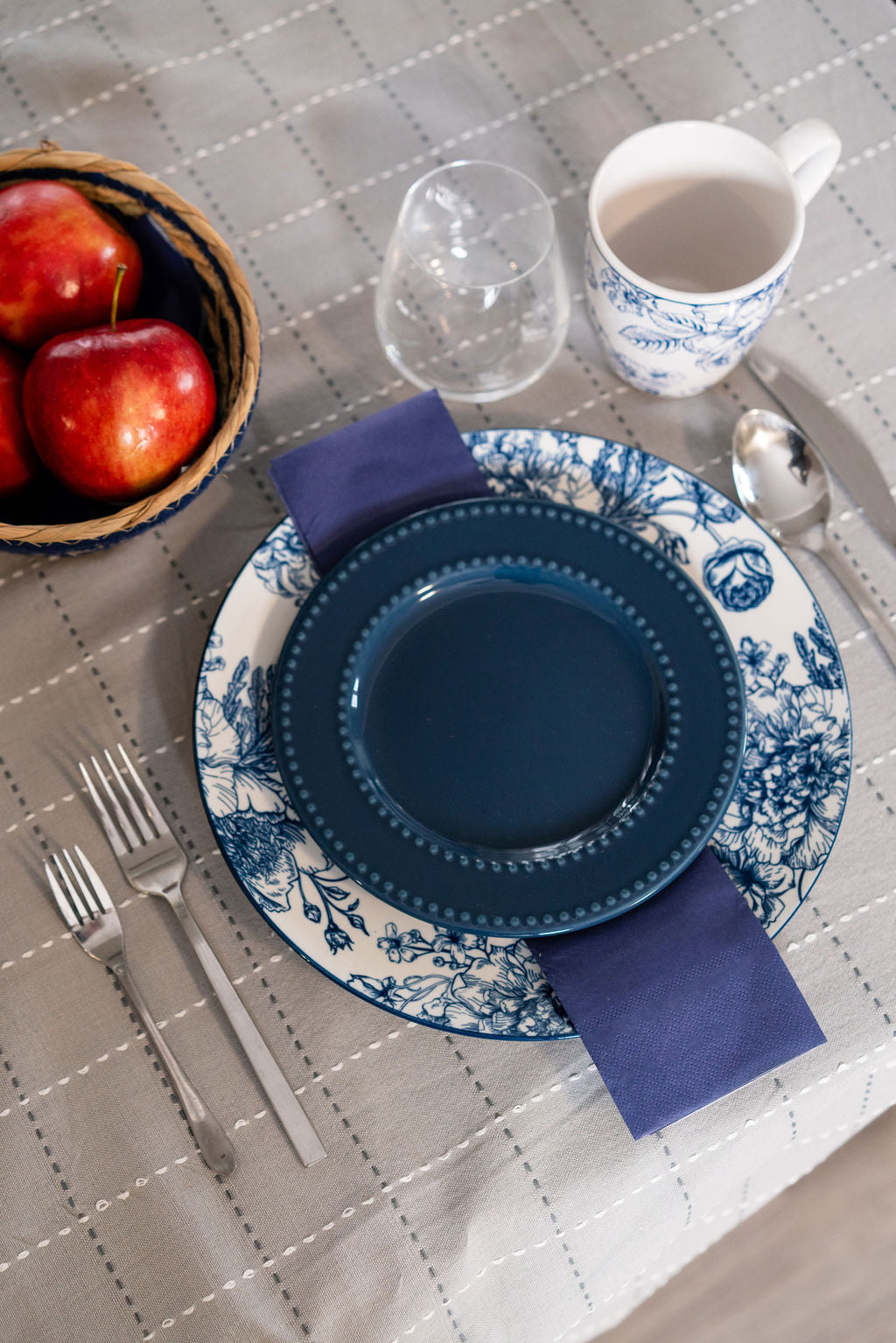 STITCHES-TABLE CLOTH