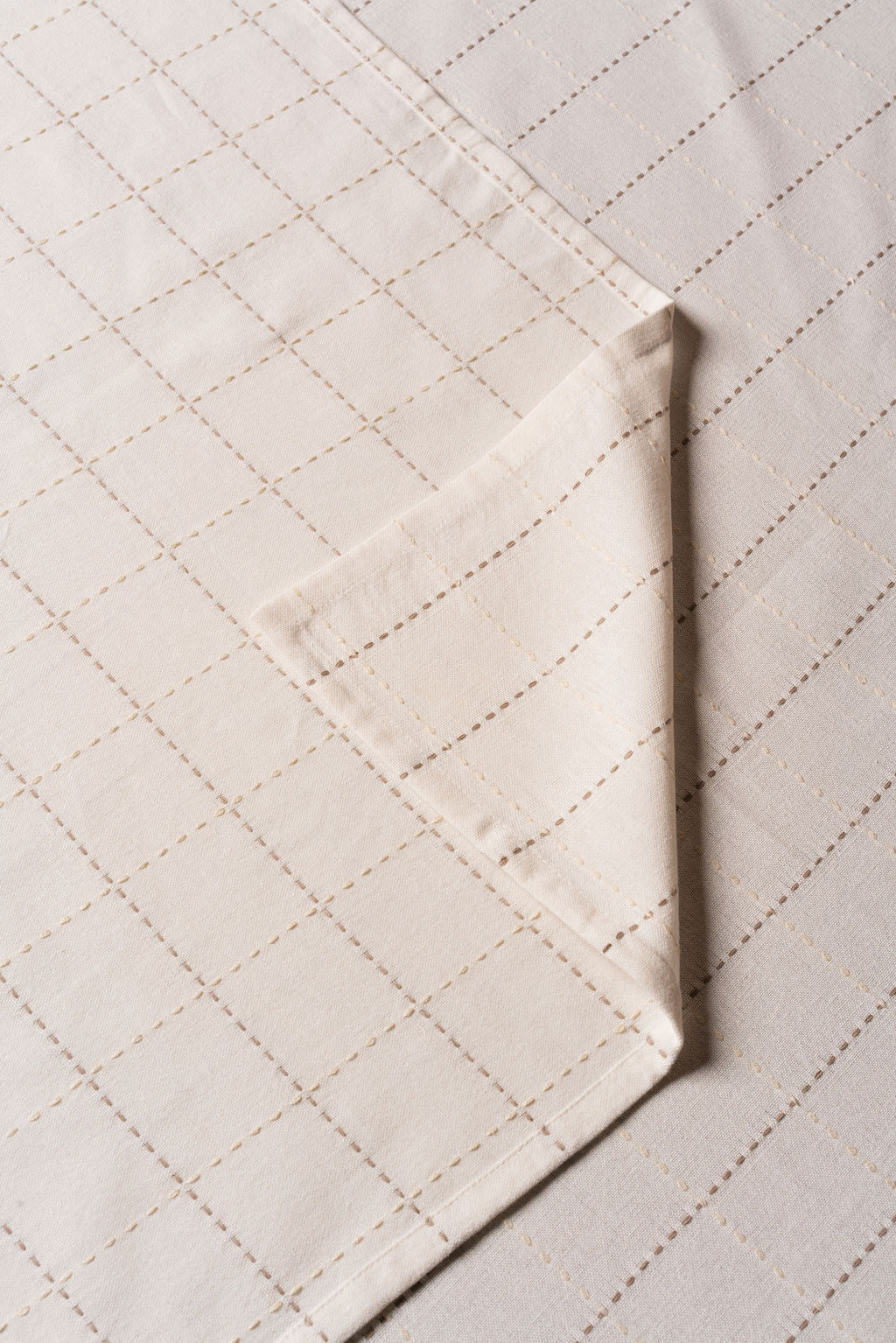 STITCHES-TABLE CLOTH