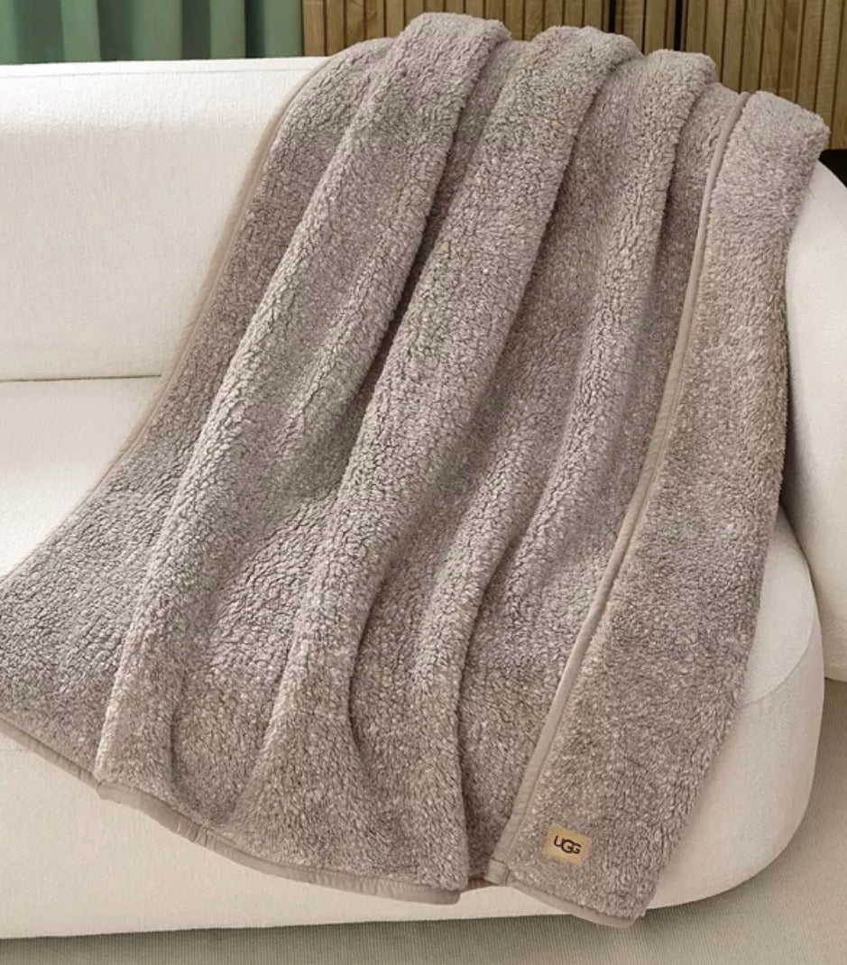 UGG Classic UGG Fluff Throw, 50 x Fawn Throw