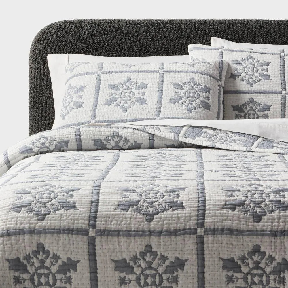 Full/Queen Matelasse Christmas Quilt Set Snowflake - Threshold