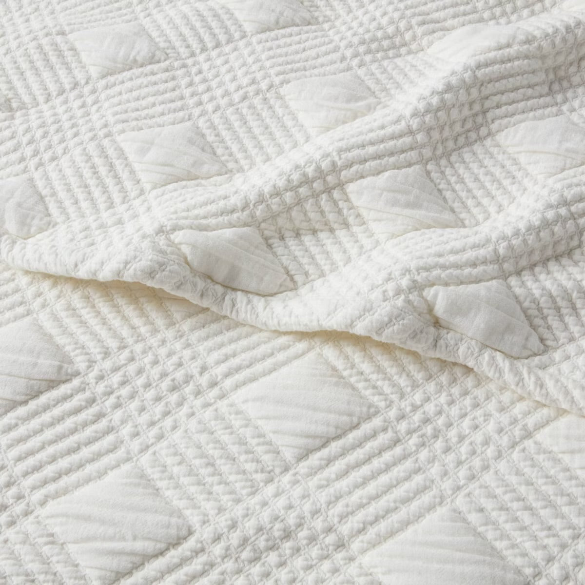 King Diamond Matelasse Gauze Quilt Ivory - Threshold