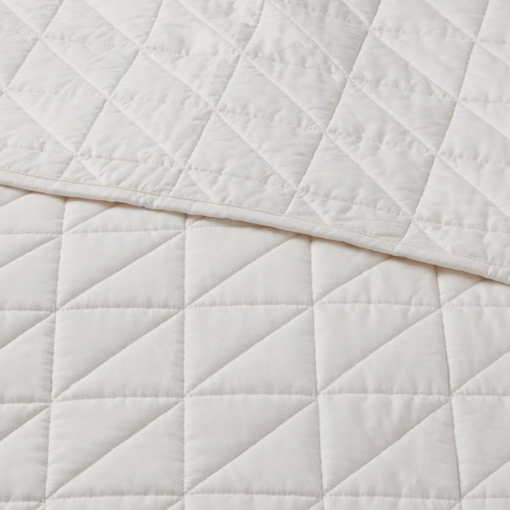 Full/Queen Microfiber Quilt Ivory - Room Essentials