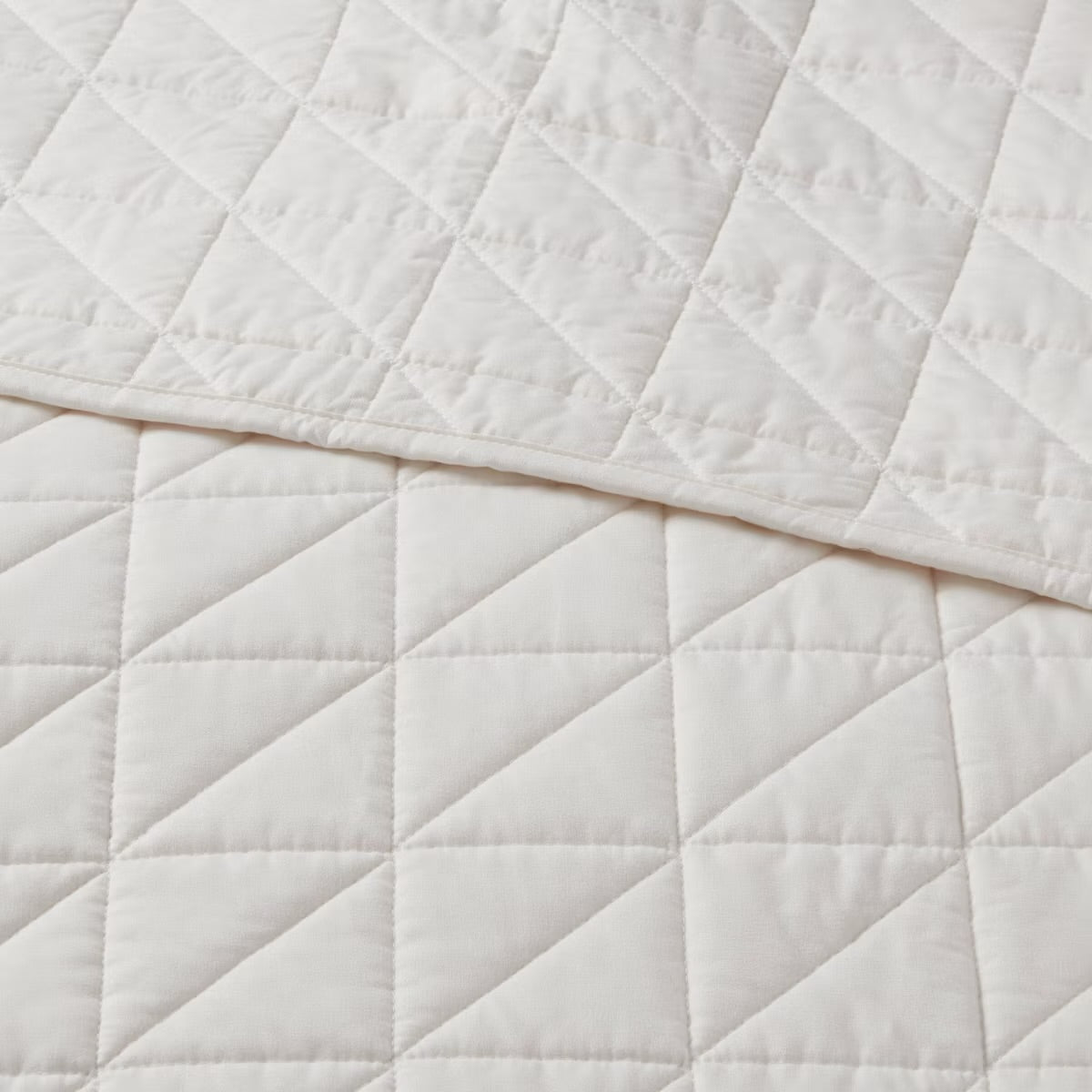 Full/Queen Microfiber Quilt Ivory - Room Essentials
