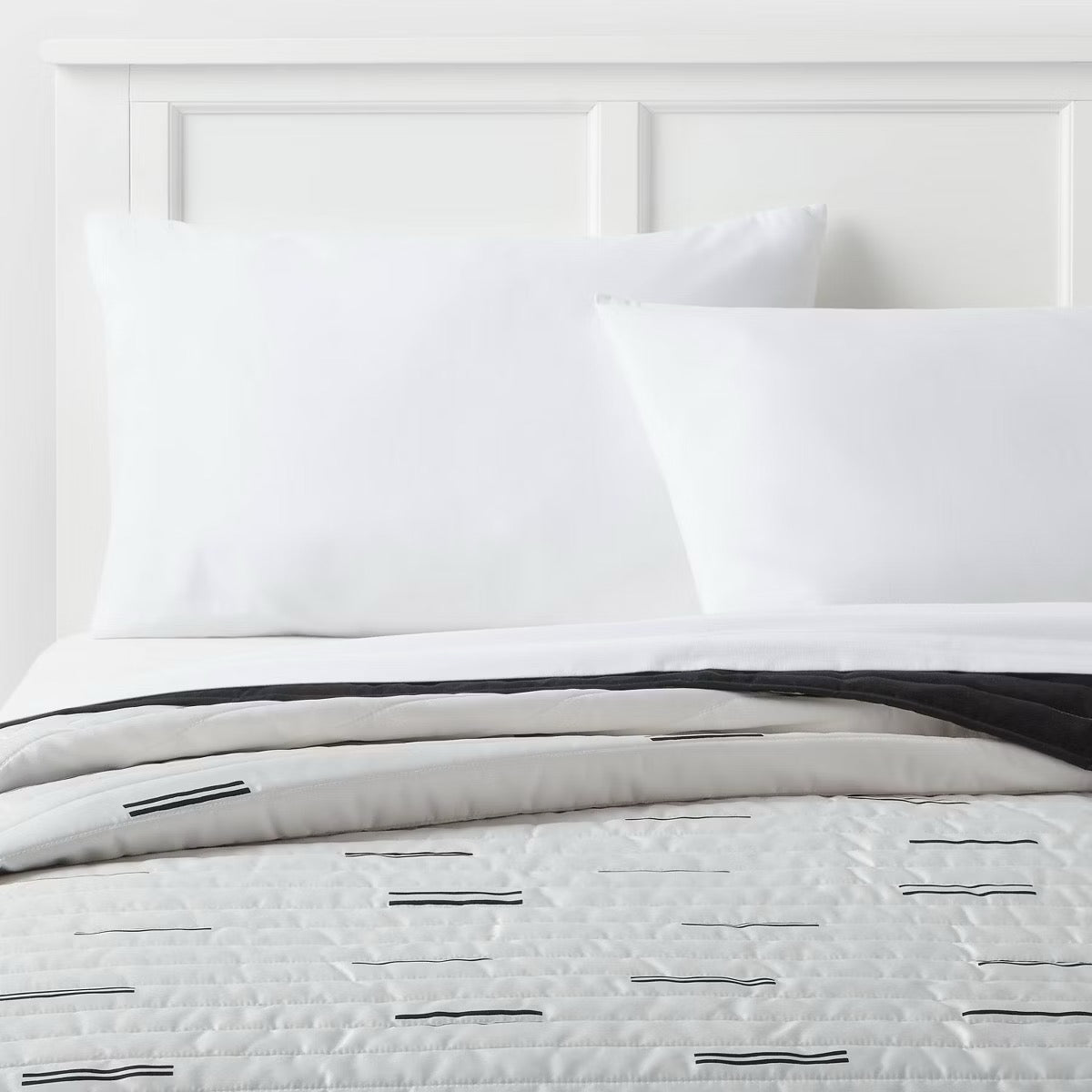 Full/Queen Satin Quilt White/Black - Room Essentials