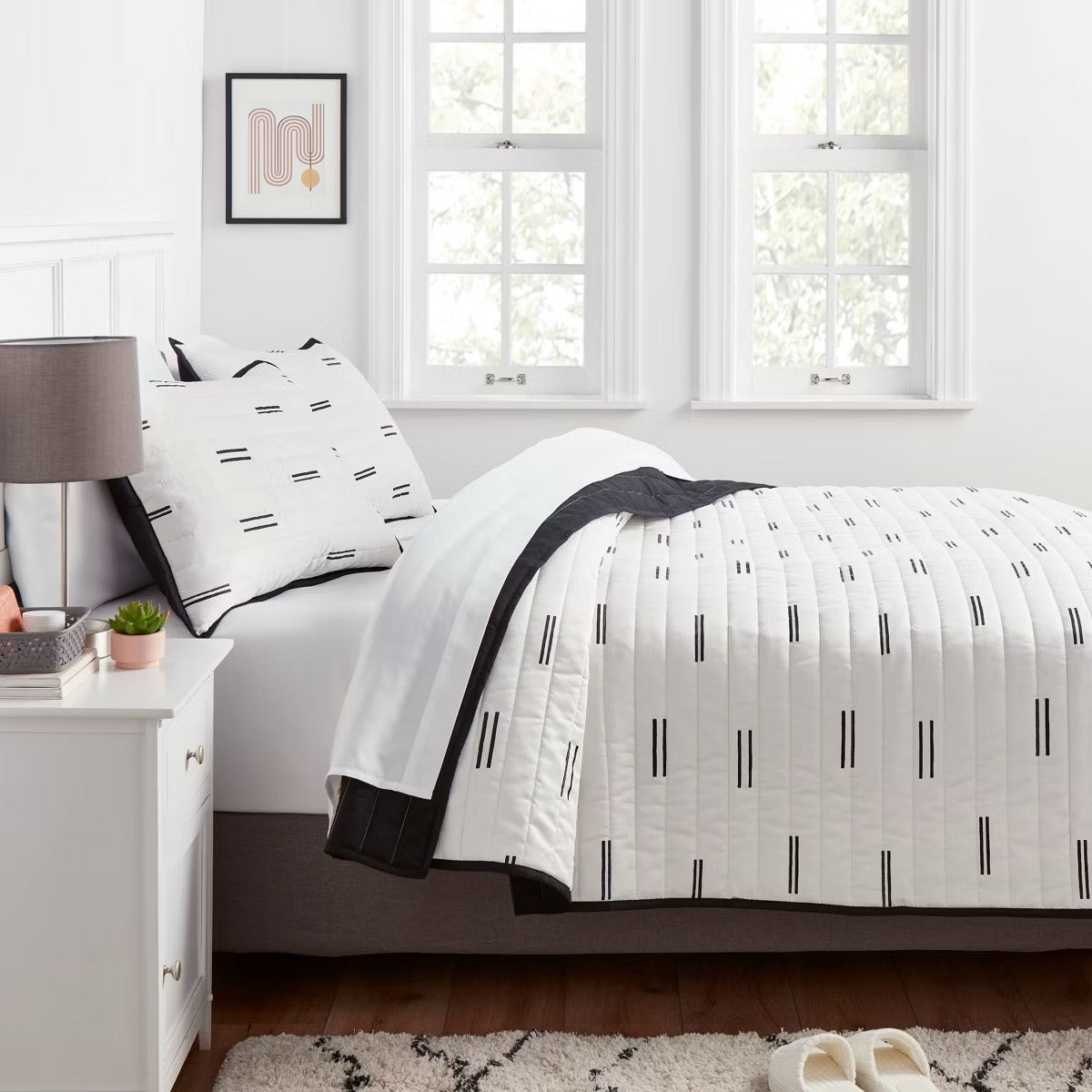 Full/Queen Satin Quilt White/Black - Room Essentials